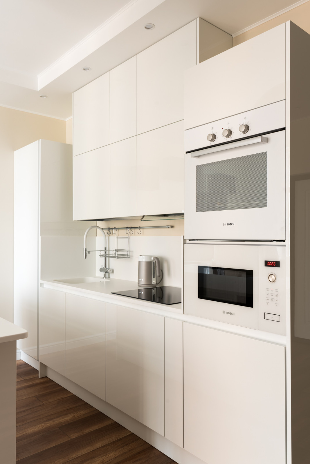 Белая кухня, черные кубы. Модель Vector. Дизайнер Игорь Степанов