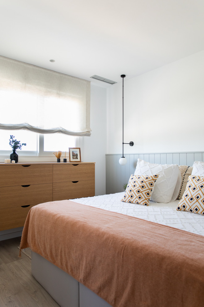 This is an example of a contemporary bedroom in Alicante-Costa Blanca.