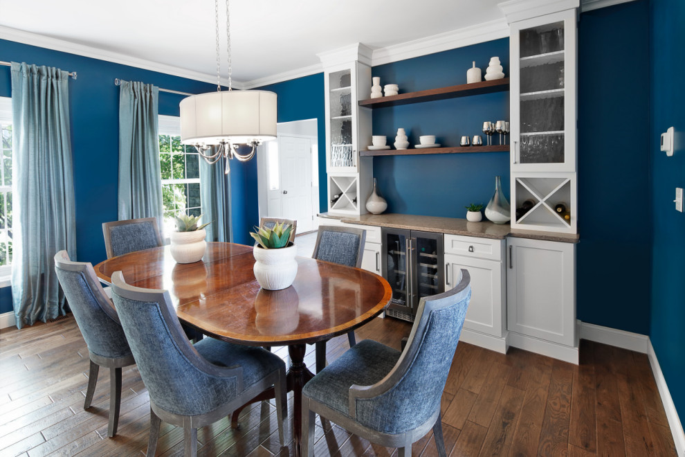 Imagen de comedor de cocina clásico renovado de tamaño medio con suelo de madera en tonos medios, suelo marrón, paredes azules y papel pintado