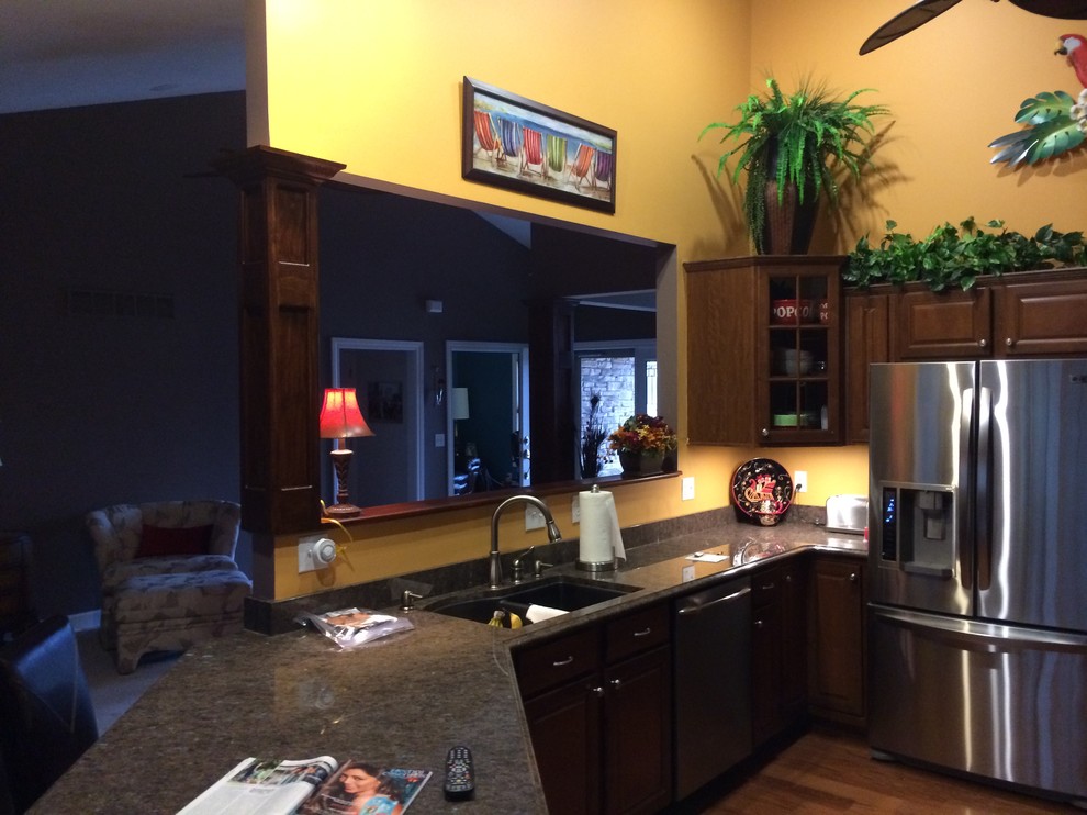 Inspiration for a mid-sized timeless kitchen remodel