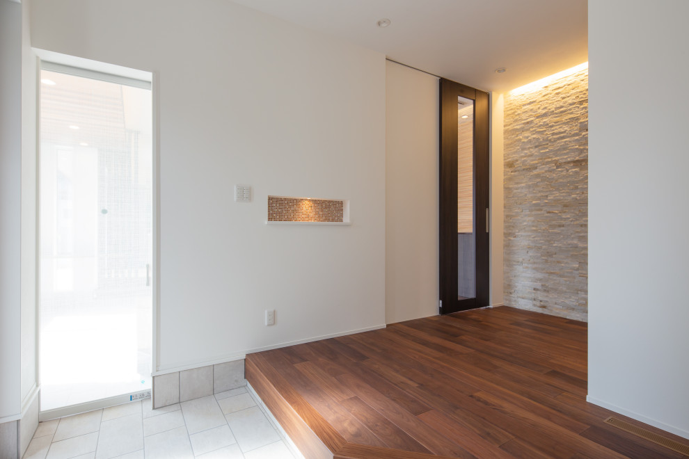 Пример оригинального дизайна: узкая прихожая среднего размера в стиле модернизм с белыми стенами, темным паркетным полом, одностворчатой входной дверью, входной дверью из темного дерева, коричневым полом, потолком с обоями и обоями на стенах