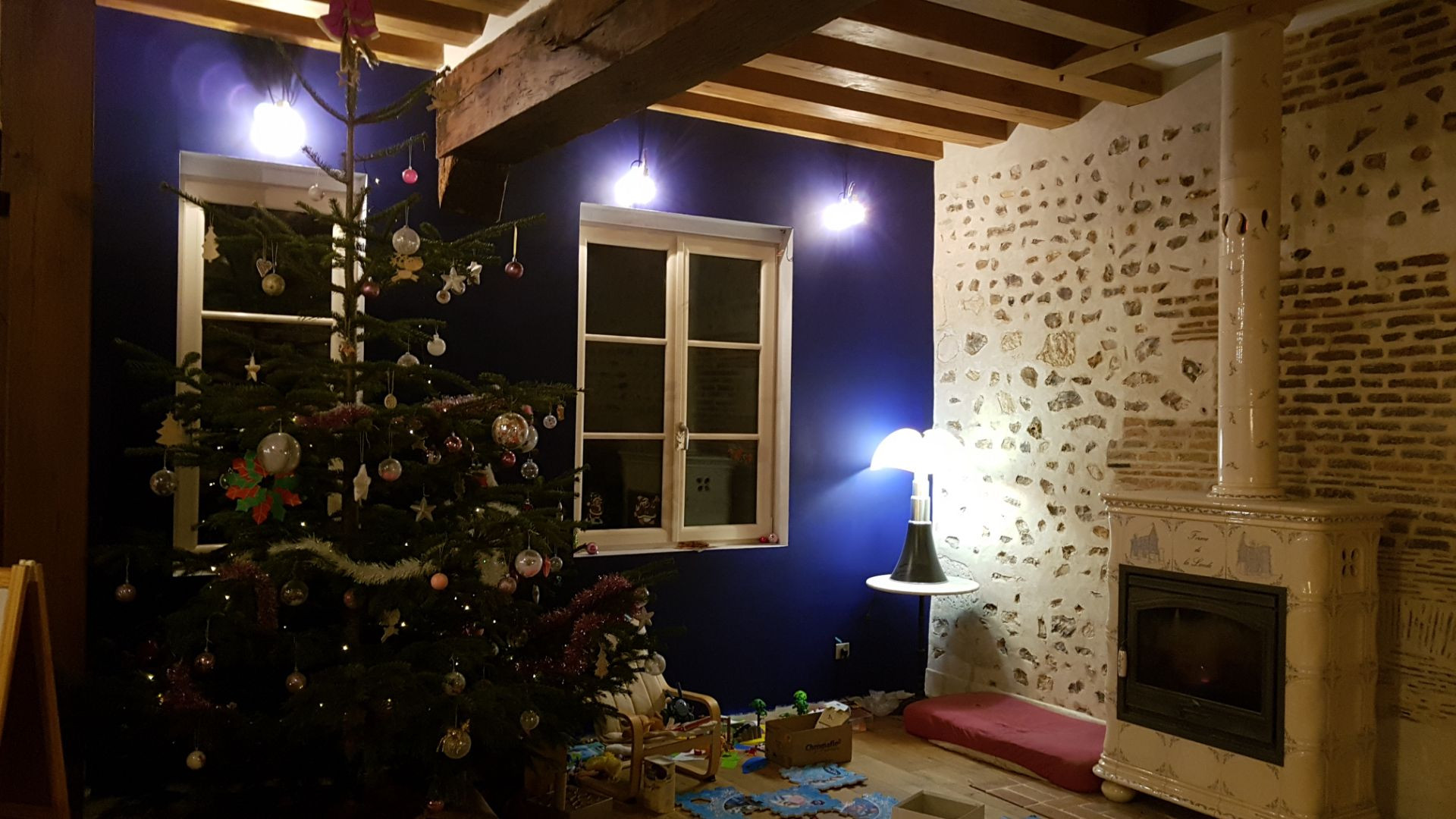 Décoration d'un coin enfant dans le séjour d'une demeure du XVIII siècle.