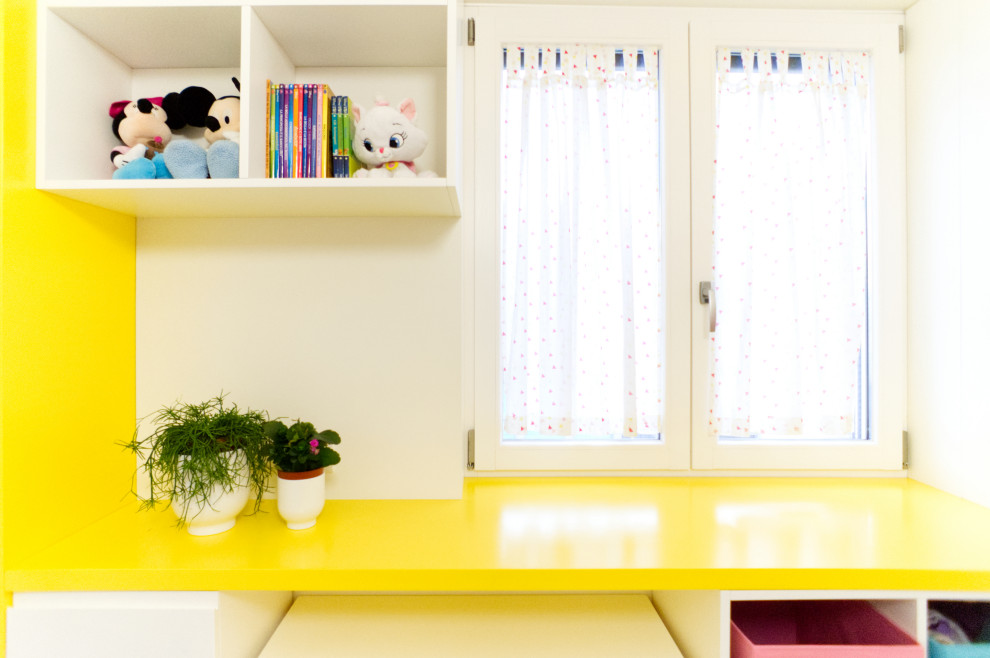 Kleines Modernes Mädchenzimmer mit Schlafplatz, weißer Wandfarbe, Porzellan-Bodenfliesen, grauem Boden, eingelassener Decke und vertäfelten Wänden in Neapel