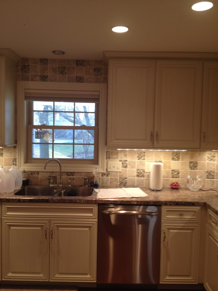 Transitional kitchen photo in Chicago