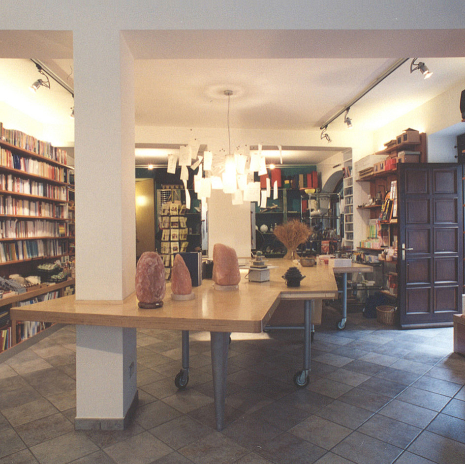 Uno spazio con più funzioni: negozio, libreria, centro riunioni