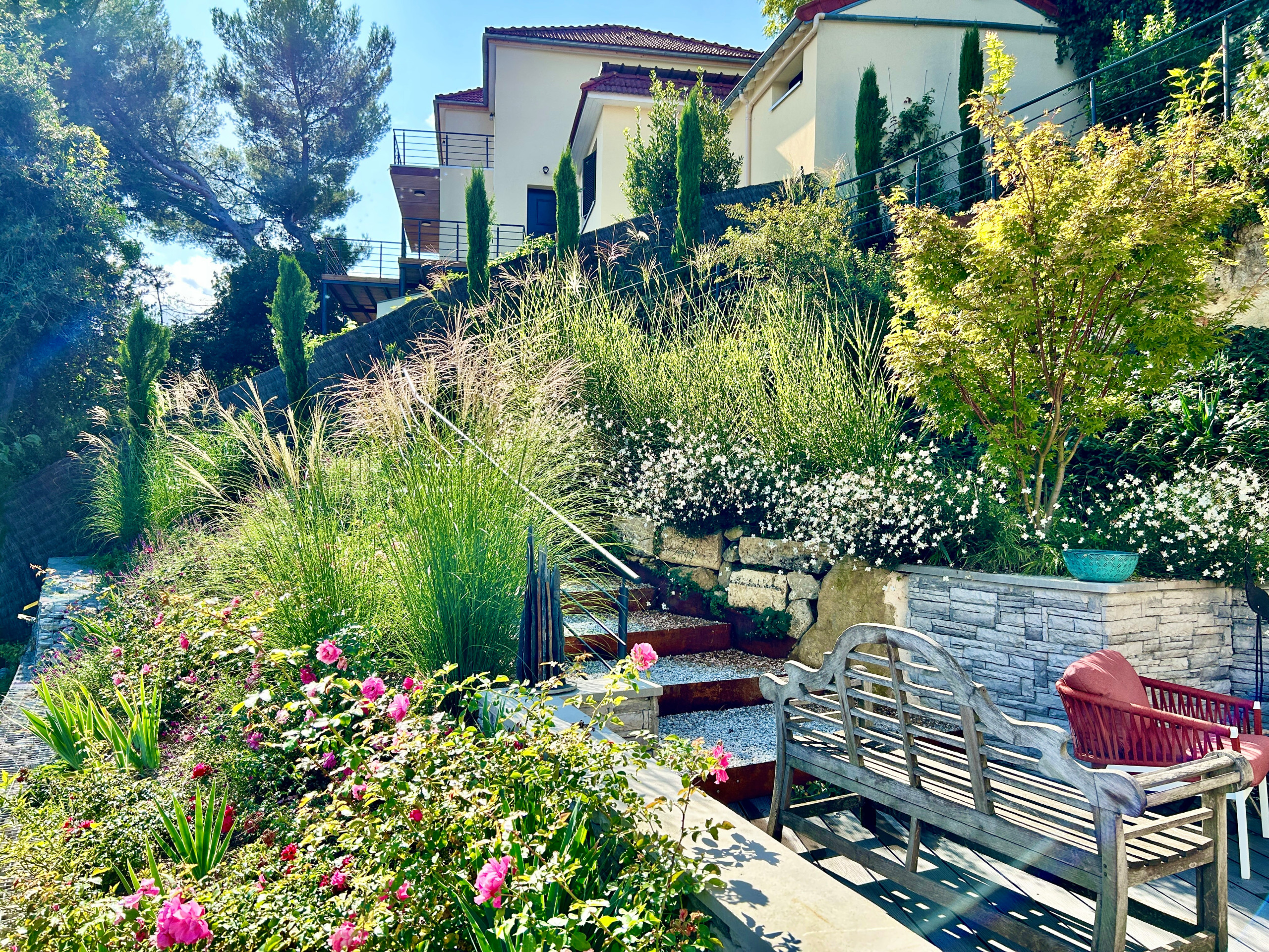 Jardin sur les falaises rocheuses