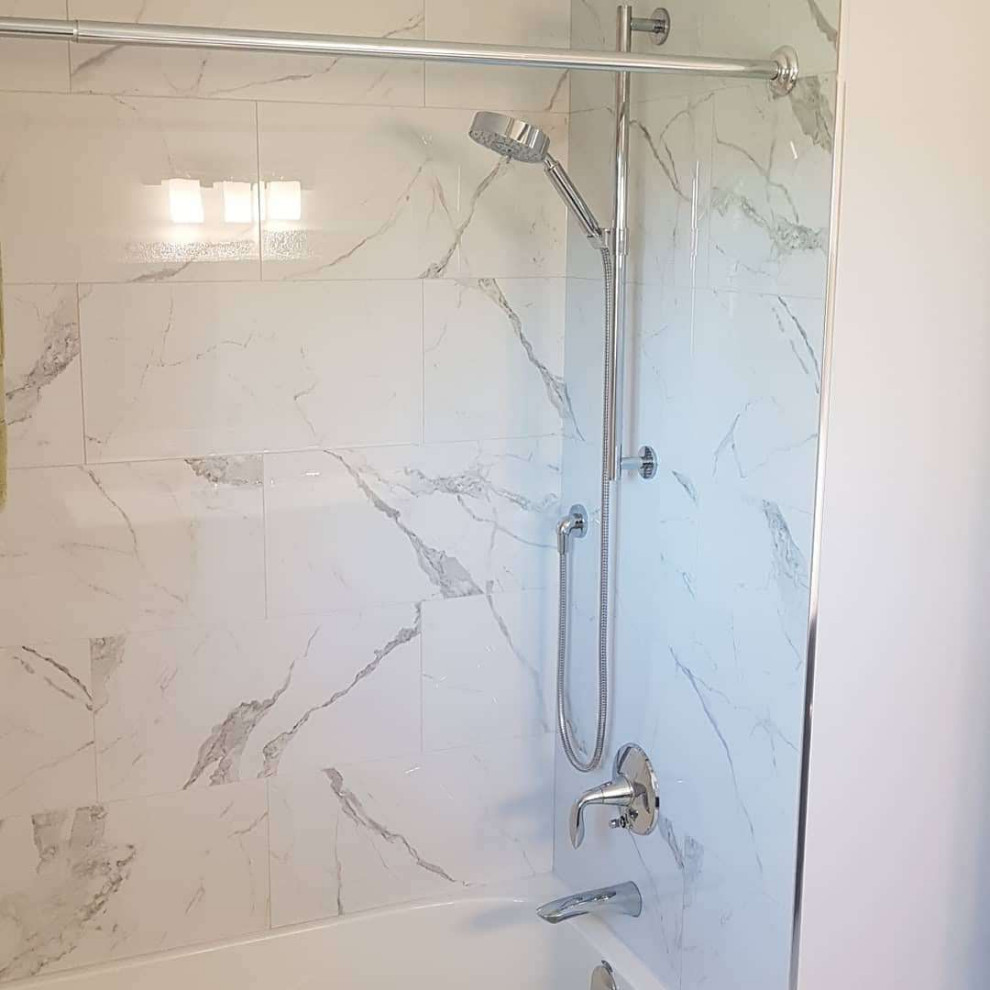 Inspiration for a mid-sized modern kids' white tile and porcelain tile porcelain tile and white floor alcove bathtub remodel in Toronto with a one-piece toilet, gray walls, an undermount sink and a niche