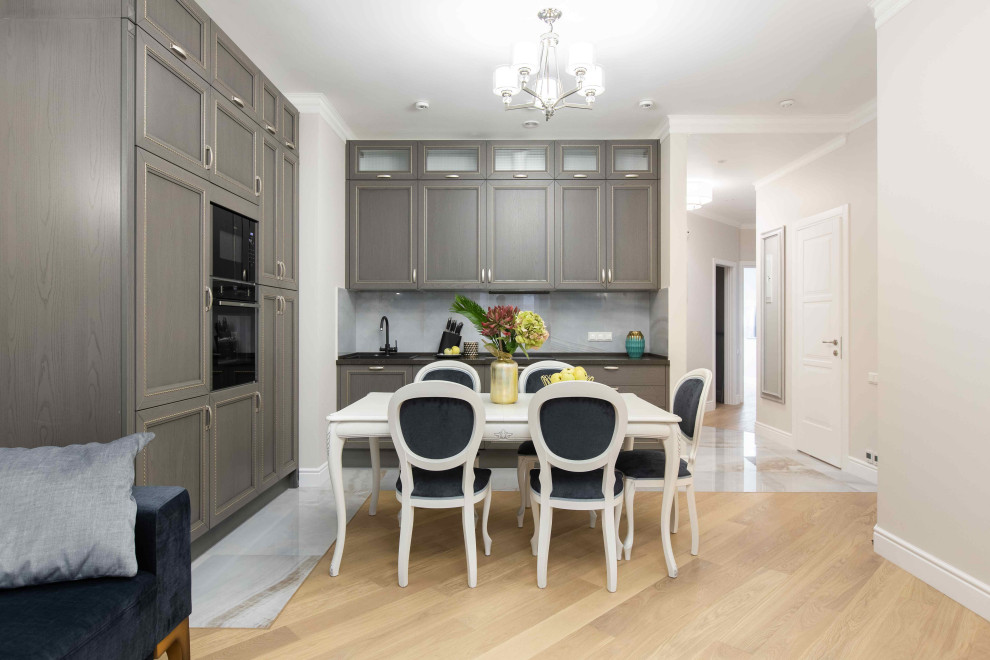 Кухня в гостиной и вид в коридор