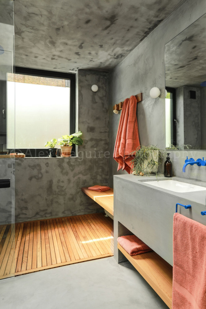 Exempel på ett mellanstort modernt grå grått badrum för barn, med en öppen dusch, grå väggar, ett integrerad handfat, grått golv och med dusch som är öppen