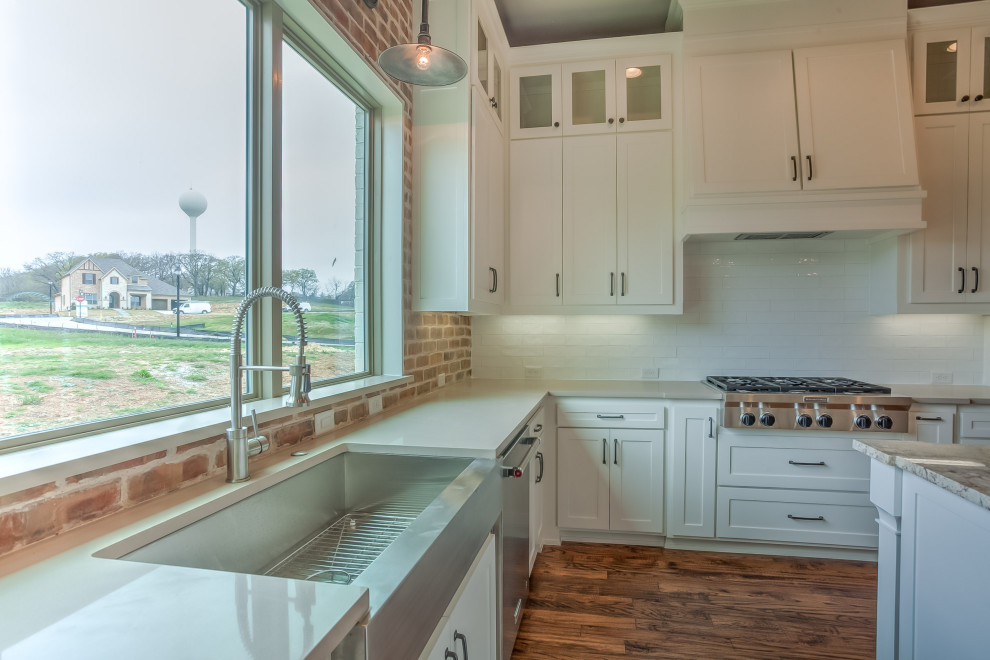 Transitional kitchen photo in Dallas