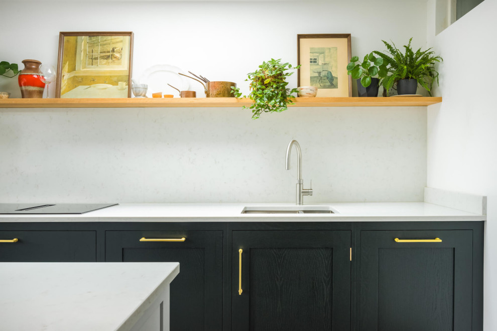 Zweizeilige, Mittelgroße Klassische Wohnküche mit Schrankfronten im Shaker-Stil, grünen Schränken, Kücheninsel und weißer Arbeitsplatte in London