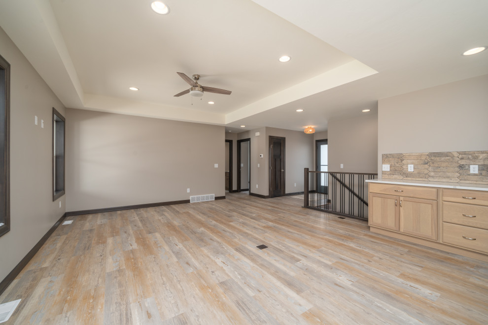 Mid-sized transitional home design photo