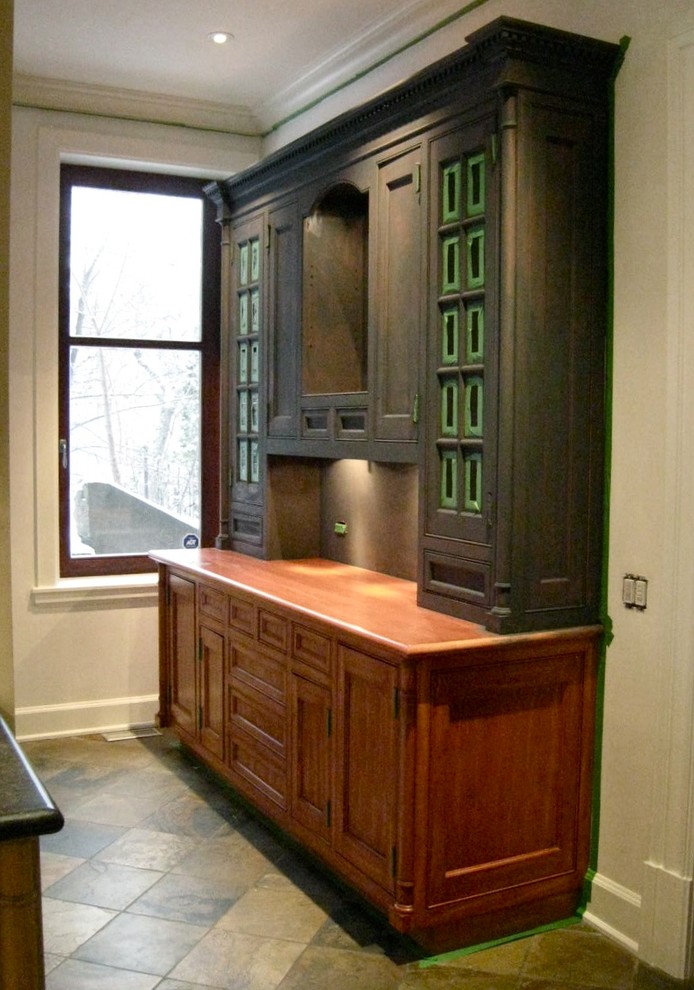 Inspiration for a traditional kitchen in Montreal.