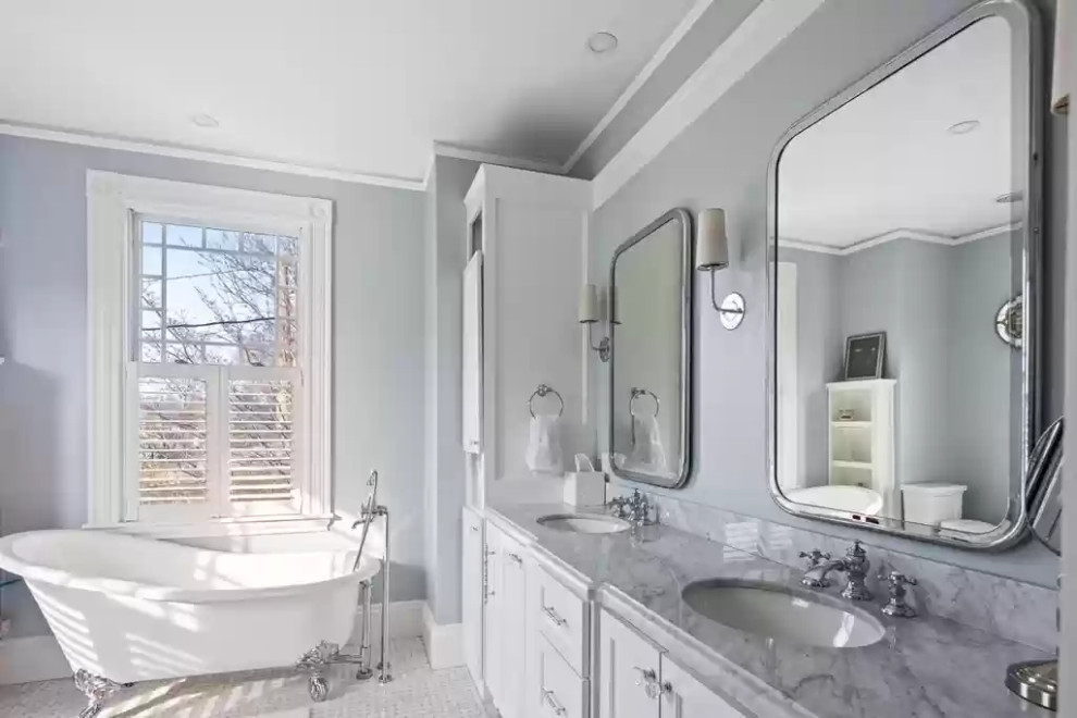 Idéer för ett stort klassiskt grå en-suite badrum, med luckor med infälld panel, vita skåp, ett badkar med tassar, en hörndusch, en bidé, marmorkakel, blå väggar, marmorgolv, ett undermonterad handfat, grått golv och dusch med gångjärnsdörr