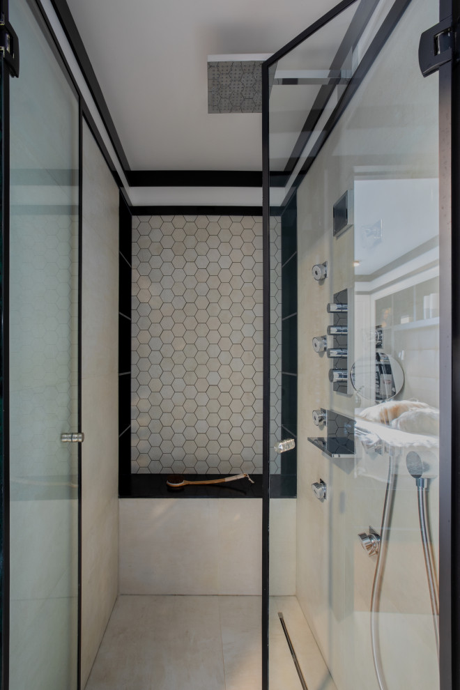 На фото: маленькая серо-белая ванная комната в стиле неоклассика (современная классика) с фасадами с выступающей филенкой, черными фасадами, душем в нише, инсталляцией, черно-белой плиткой, керамической плиткой, полом из керамической плитки, душевой кабиной, накладной раковиной, столешницей из дерева, черным полом, душем с распашными дверями, коричневой столешницей, гигиеническим душем, тумбой под одну раковину и встроенной тумбой для на участке и в саду