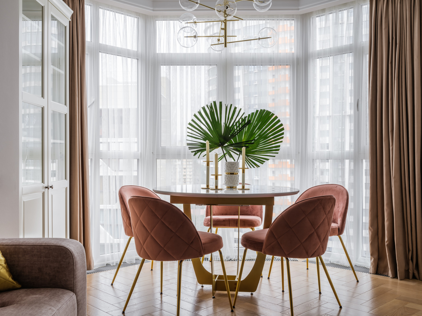 Столовая зона в эркере