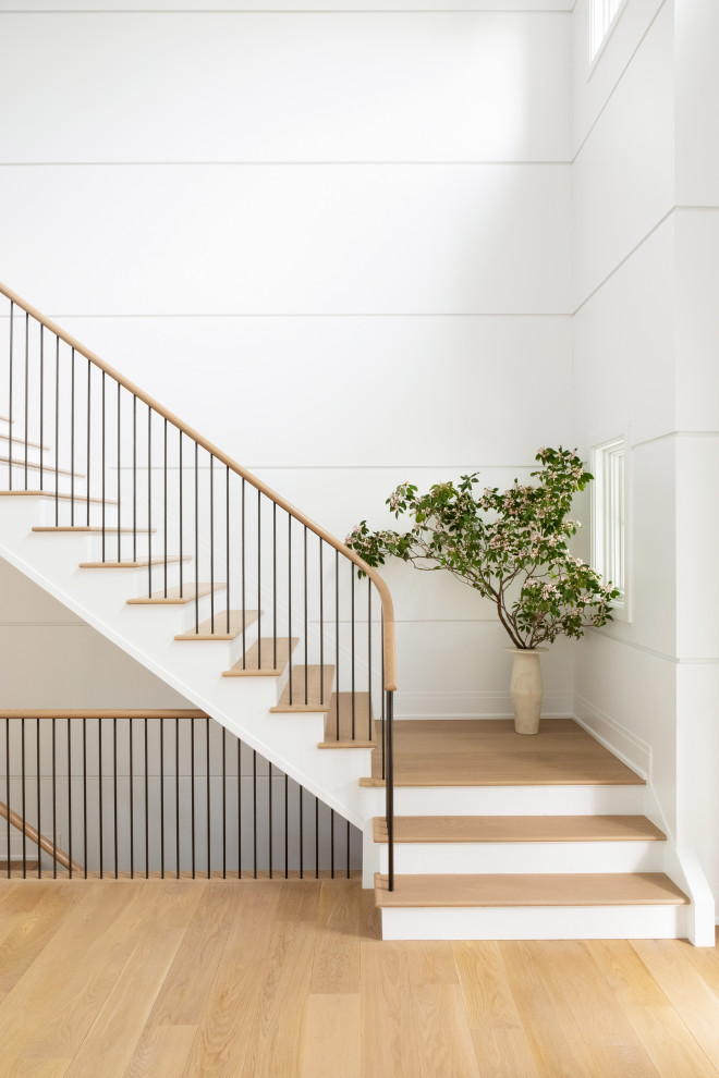 Идея дизайна: большая лестница в стиле неоклассика (современная классика) с деревянными стенами
