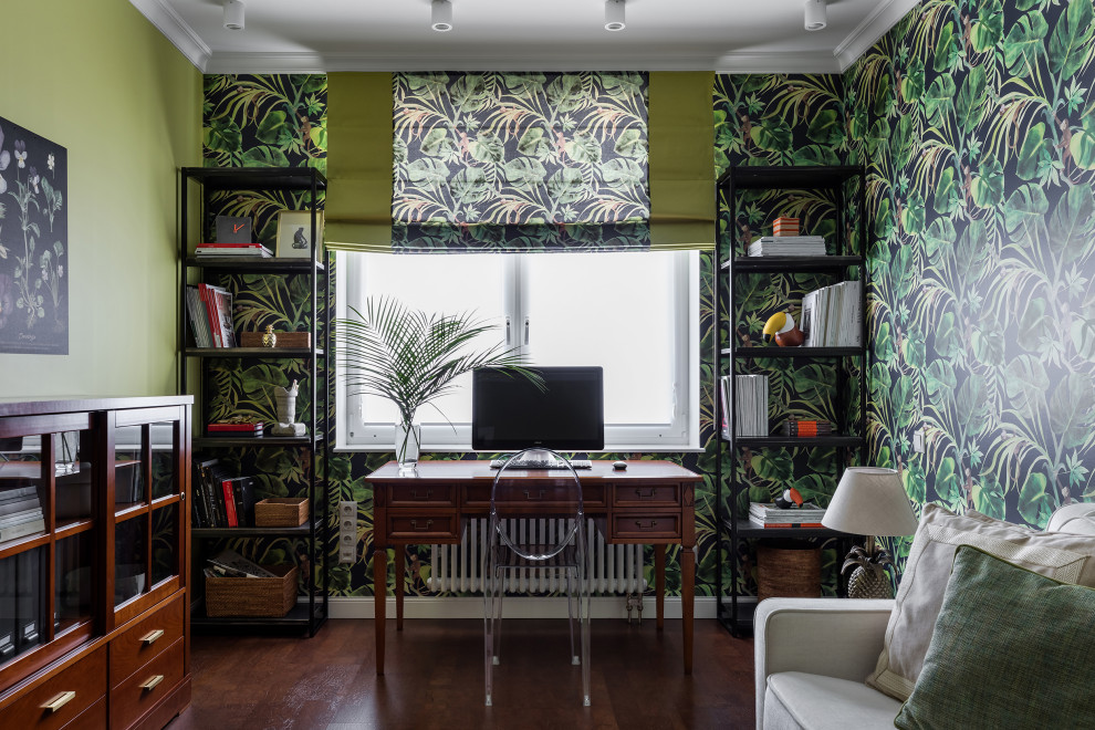 Foto på ett stort orientaliskt hemmabibliotek, med gröna väggar, korkgolv, ett fristående skrivbord och brunt golv