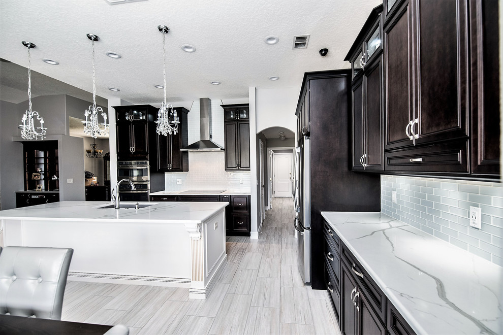 Kitchen - transitional kitchen idea in Orlando