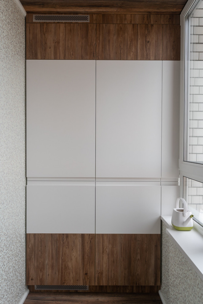 Белая кухня на которой есть газ