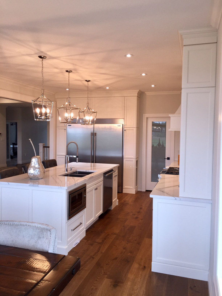 Example of a mid-sized transitional kitchen design