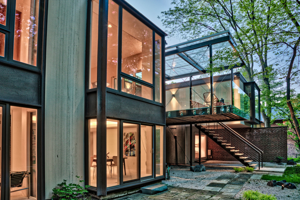 Foto di una piccola terrazza minimalista dietro casa e al primo piano con parapetto in vetro