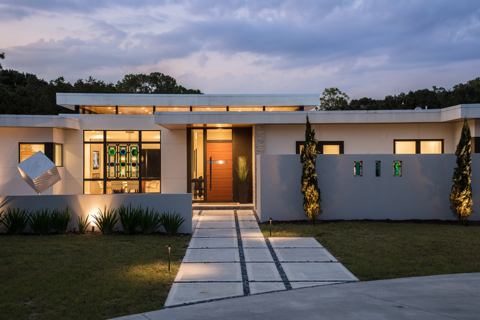 Mid-sized contemporary one-storey stucco white house exterior in Tampa with a flat roof.