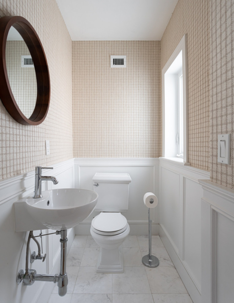 Idée de décoration pour un petit WC et toilettes chalet avec des portes de placard blanches, WC séparés, un mur beige, meuble-lavabo suspendu et du papier peint.