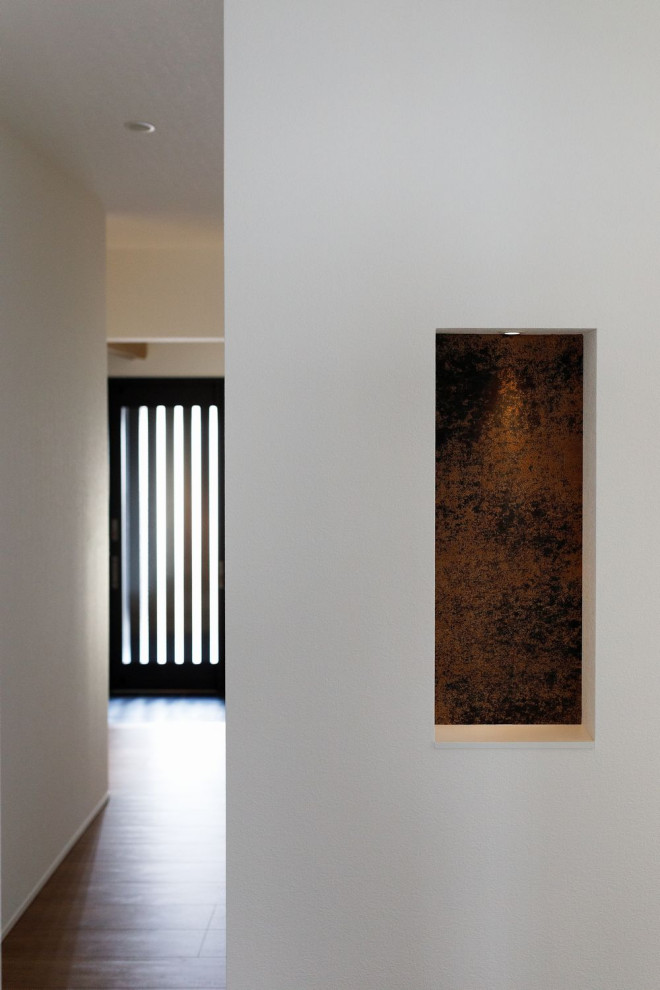 Стильный дизайн: коридор среднего размера с деревянным полом, коричневым полом, потолком с обоями и обоями на стенах - последний тренд