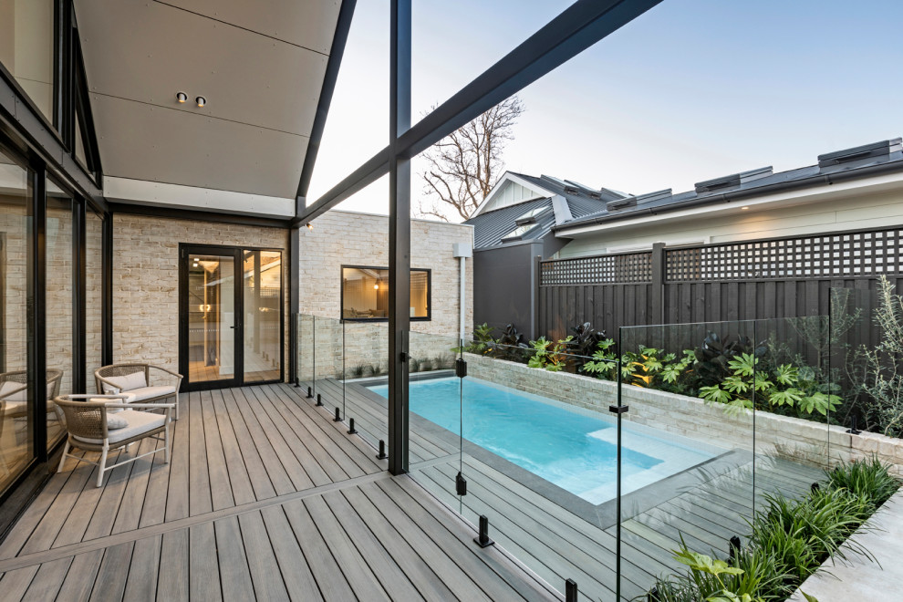Mittelgroße, Überdachte Moderne Terrasse hinter dem Haus, im Erdgeschoss mit Stahlgeländer in Melbourne