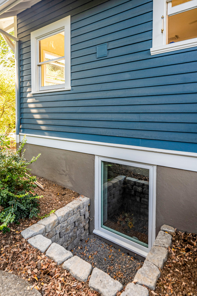 На фото: двухэтажный, деревянный, синий частный загородный дом среднего размера в классическом стиле с отделкой планкеном с