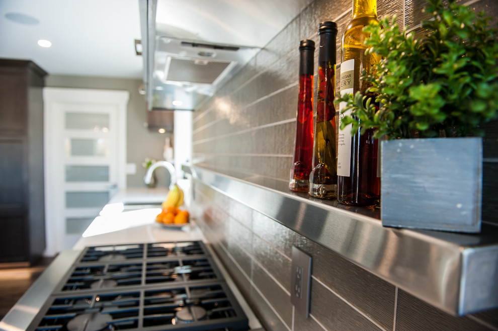 Example of a transitional home design design in Edmonton