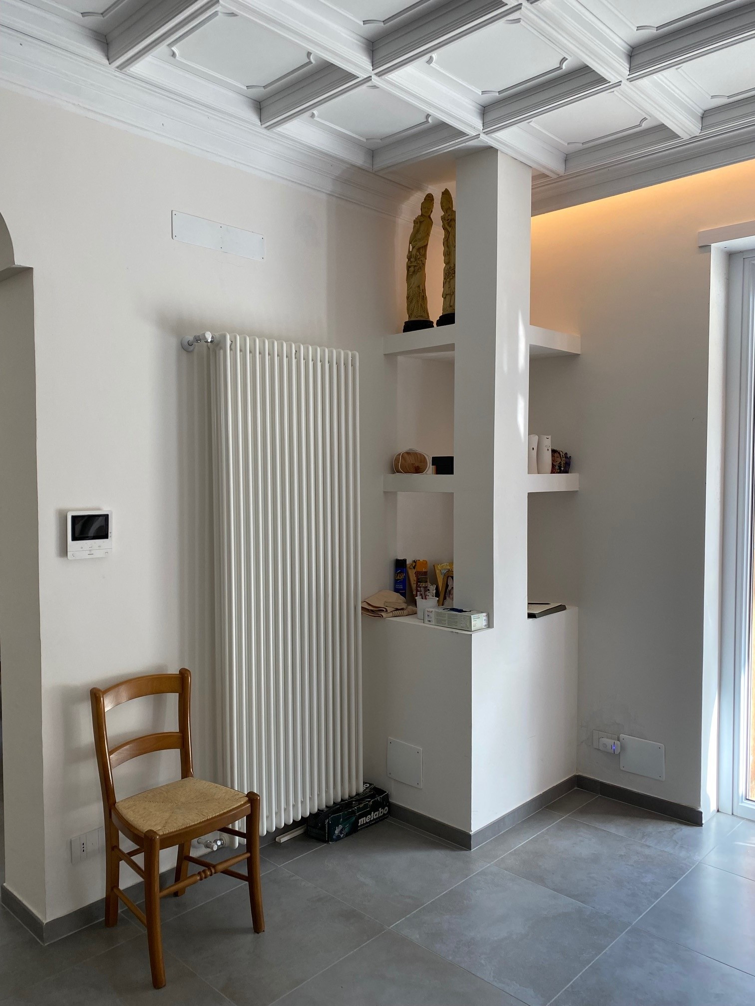L'altro angolo del salone prima della decorazione