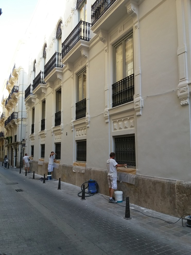 Restauración de fachada en el Colegio de farmacéuticos de Valencia