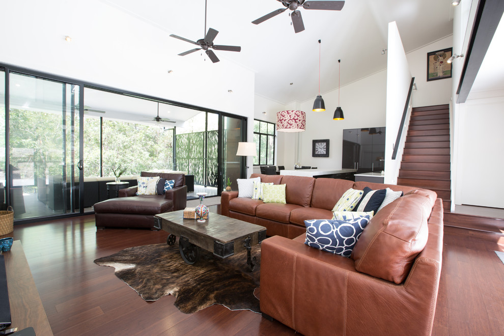 Contemporary living room in Brisbane.