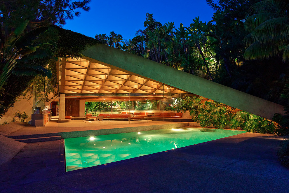 This is an example of a large midcentury pool in Las Vegas.