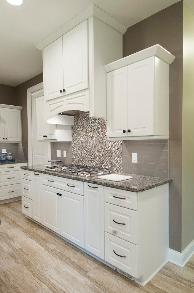 Kitchen - transitional kitchen idea in Columbus