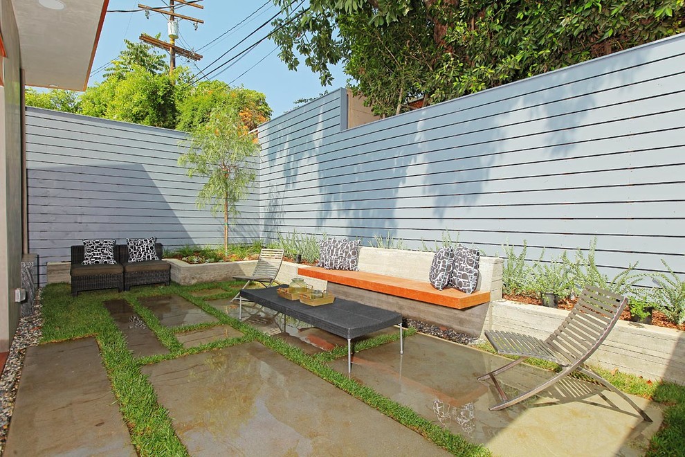 Photo of a contemporary patio in Los Angeles with no cover.