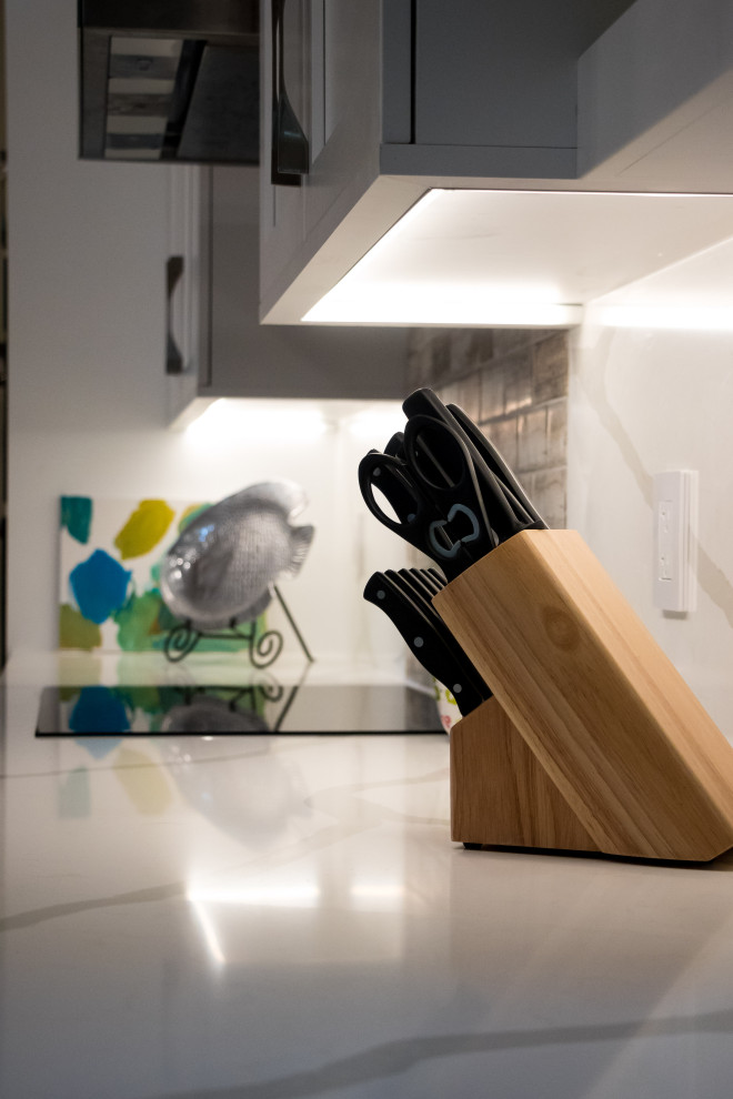 Example of a transitional home design design in Miami