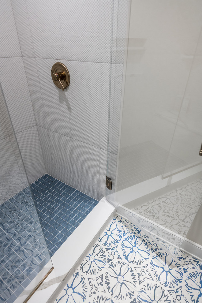 Inspiration för mellanstora moderna vitt en-suite badrum, med våtrum, vita väggar, mellanmörkt trägolv, ett undermonterad handfat, granitbänkskiva och dusch med gångjärnsdörr