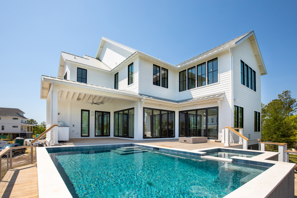 Esempio di una grande piscina fuori terra minimalista rettangolare dietro casa con pedane