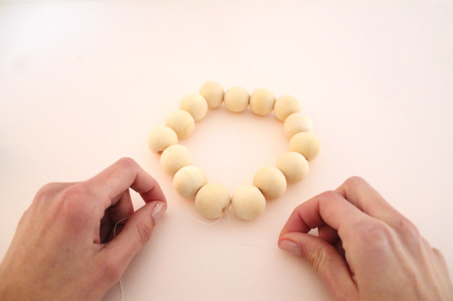 Fabriquer un dessous de plat avec des perles en bois - Marie Claire