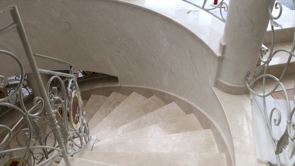 Винтовая лестница из мрамора Крема Марфил