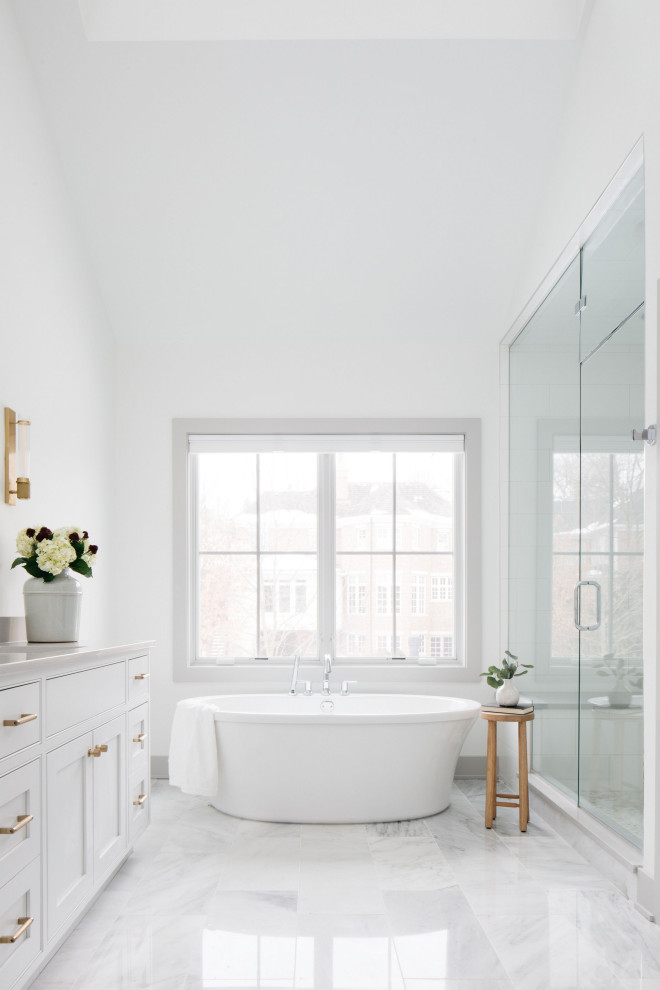 Example of a country master bathroom design in Chicago