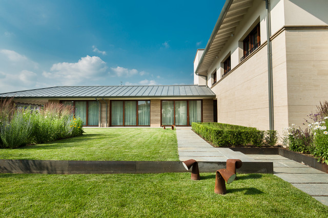 Edificio residenziale con piscina. modern-garten