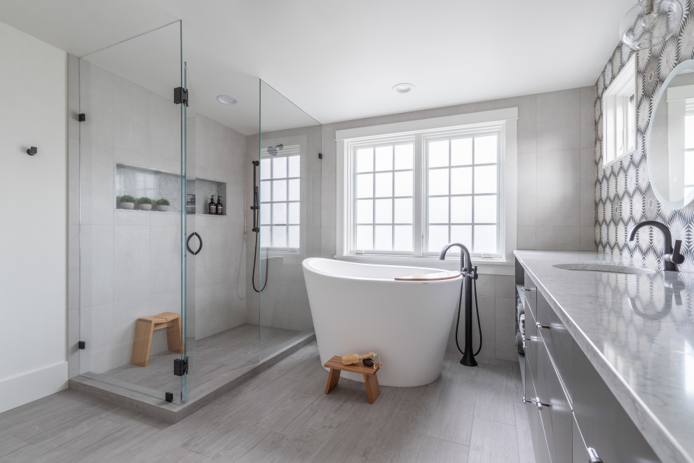 Ejemplo de cuarto de baño contemporáneo con bañera exenta, ducha esquinera y ducha con puerta con bisagras