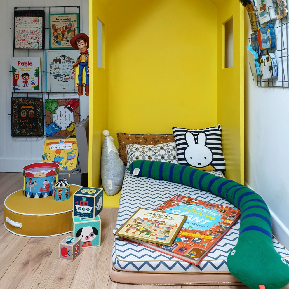 Design ideas for a mid-sized contemporary kids' playroom for kids 4-10 years old and boys in Paris with white walls, medium hardwood floors and beige floor.