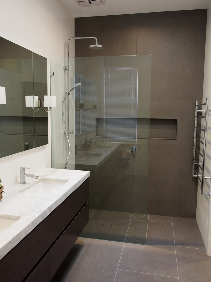 Design ideas for a contemporary bathroom in Melbourne.