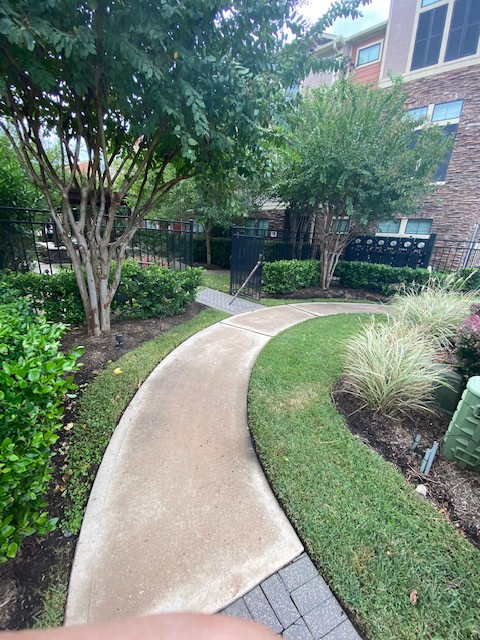 Pressure Wash 25,000sf Concrete/Pavers