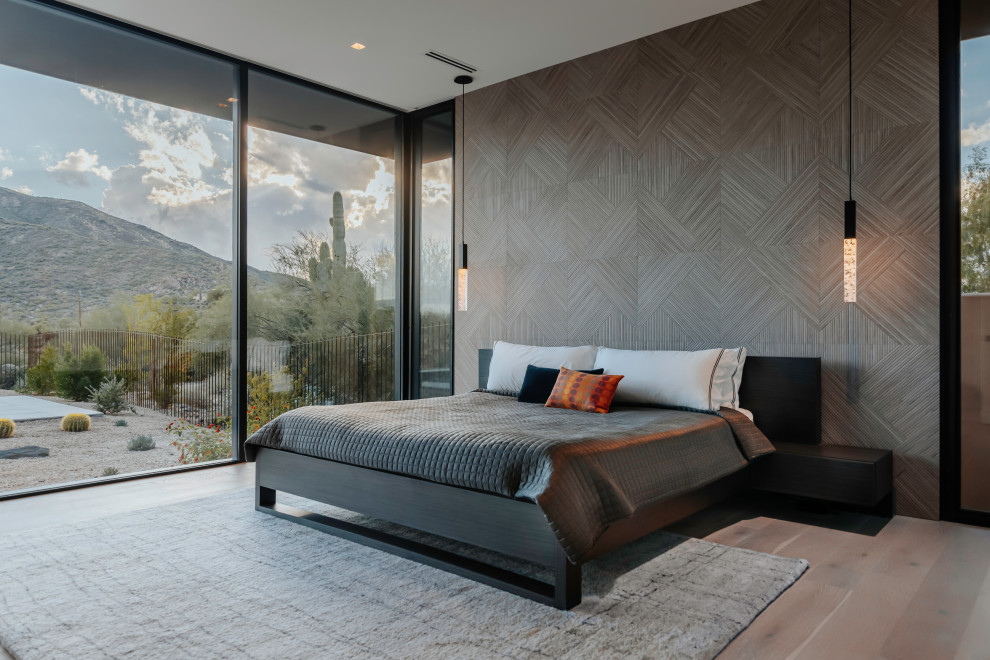 Источник вдохновения для домашнего уюта: большая хозяйская спальня в стиле модернизм с коричневыми стенами, светлым паркетным полом, серым полом и деревянными стенами
